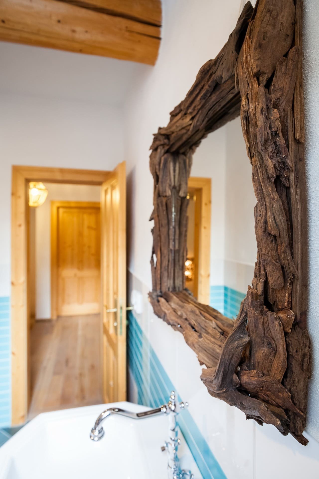 Útulný interiér srubu na Slovensku