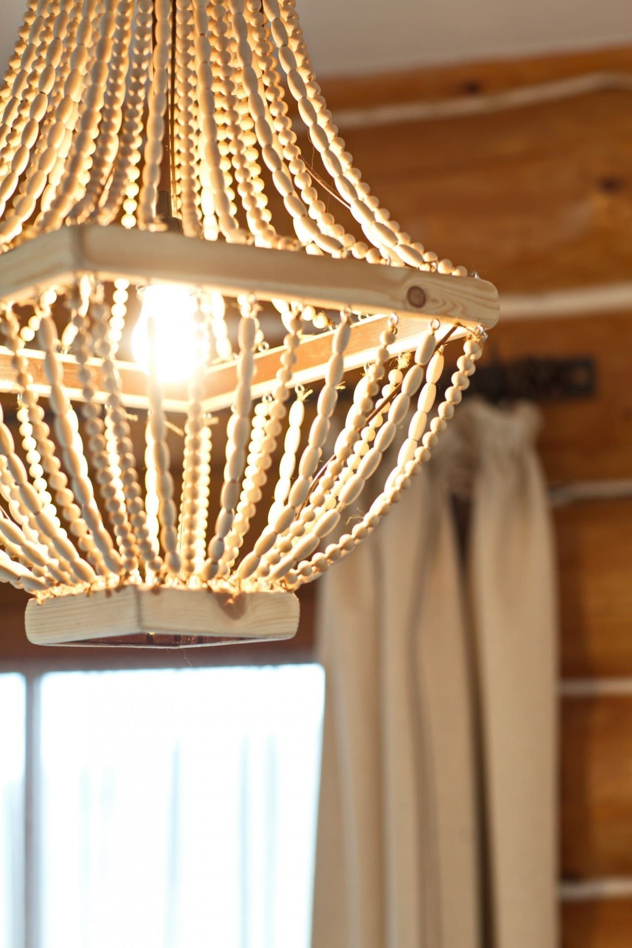 Útulný interiér srubu na Slovensku