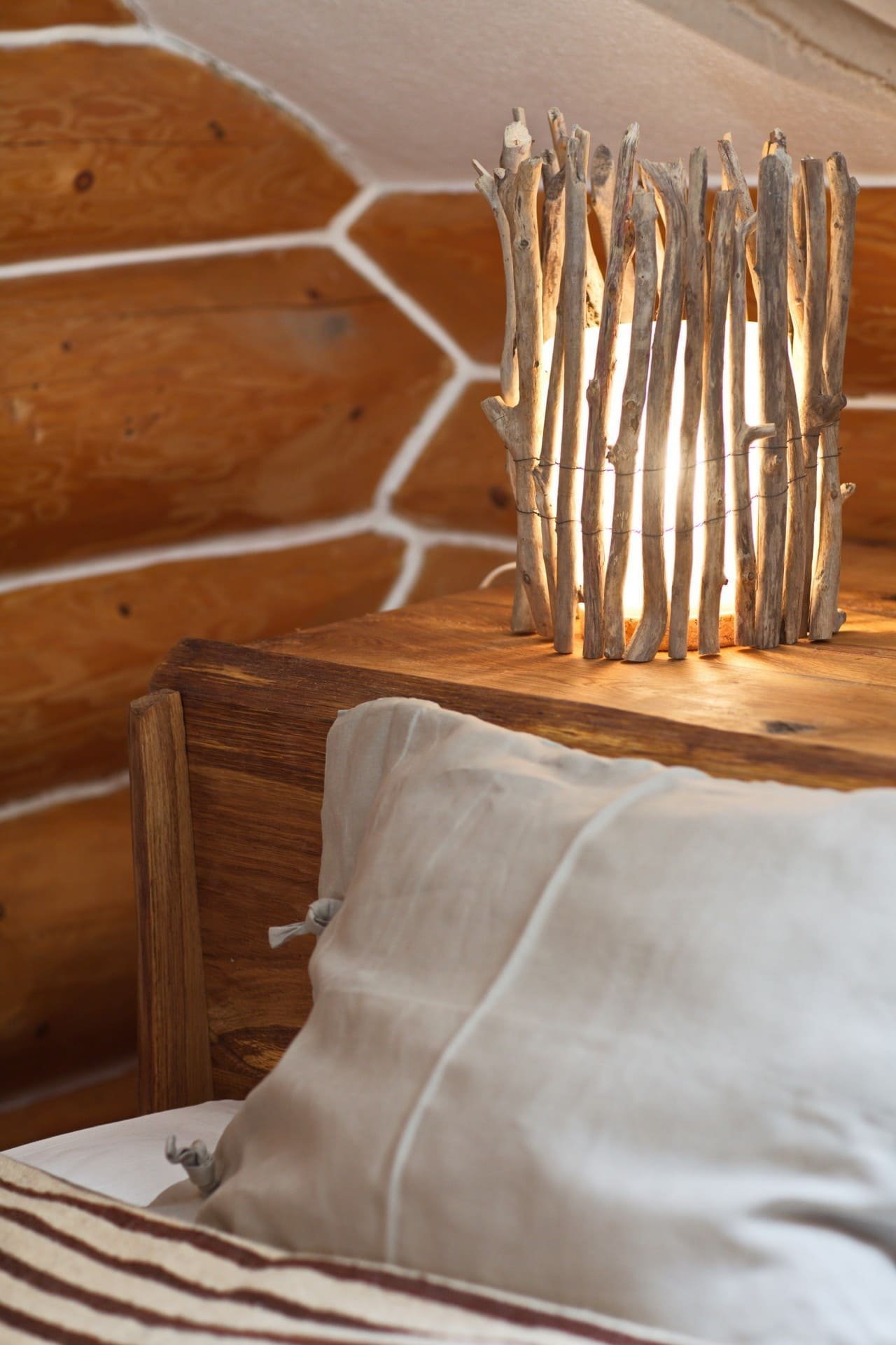 Útulný interiér srubu na Slovensku