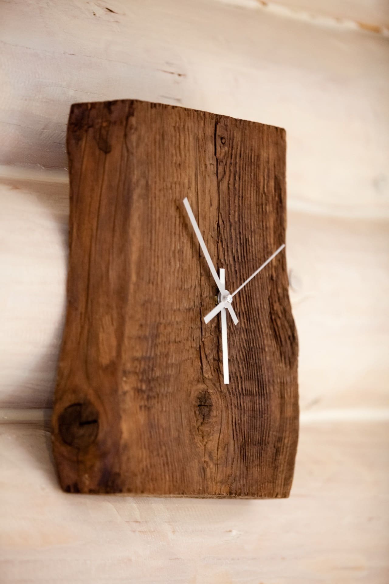 Útulný interiér srubu na Slovensku