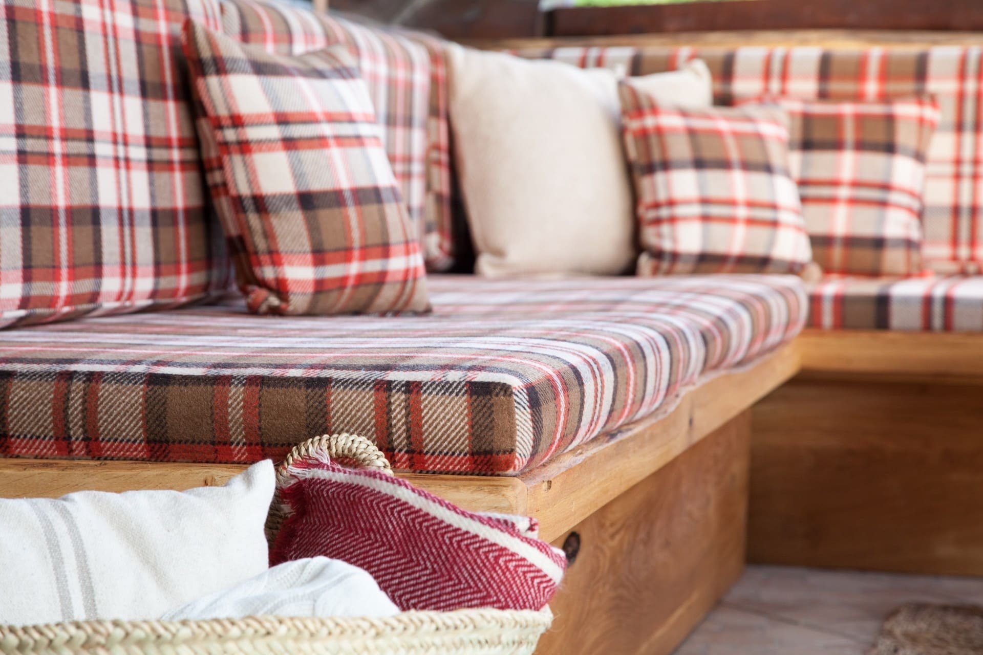 Útulný interiér srubu na Slovensku