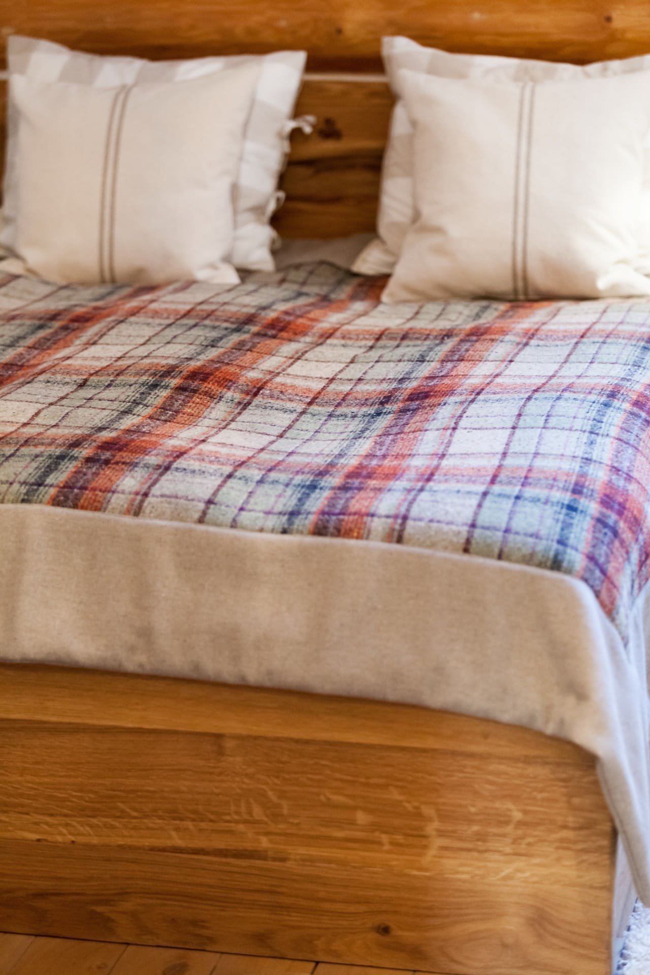 Útulný interiér srubu na Slovensku