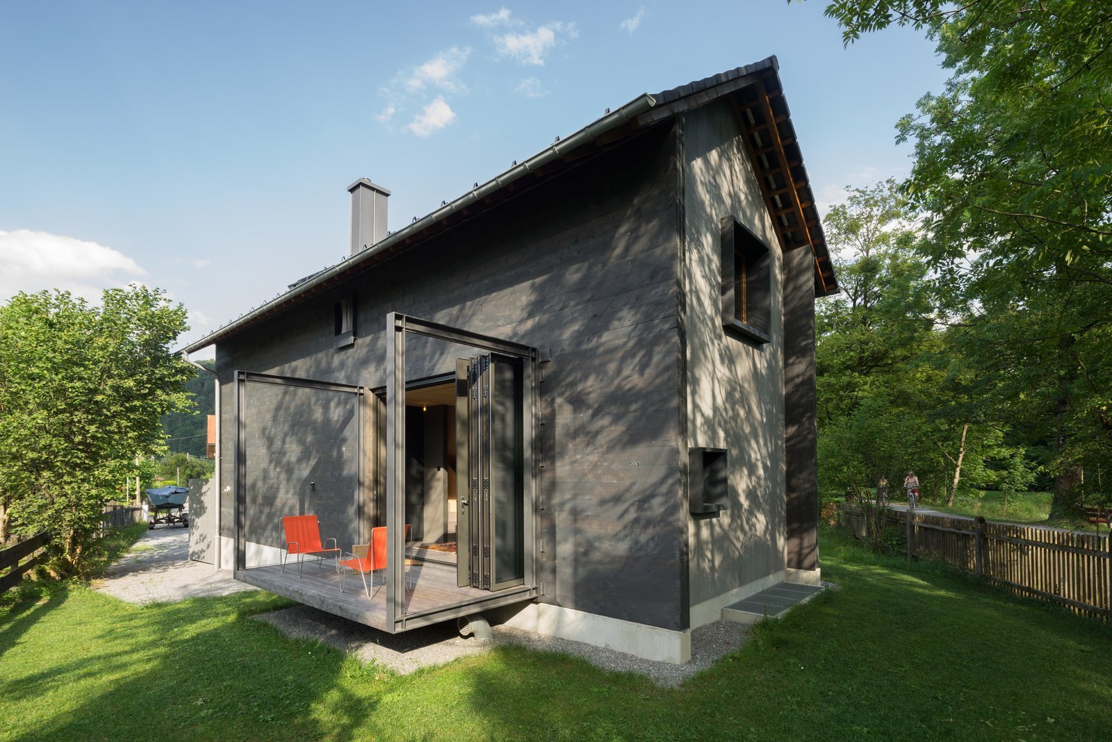 Úzká dřevostavba s krbem