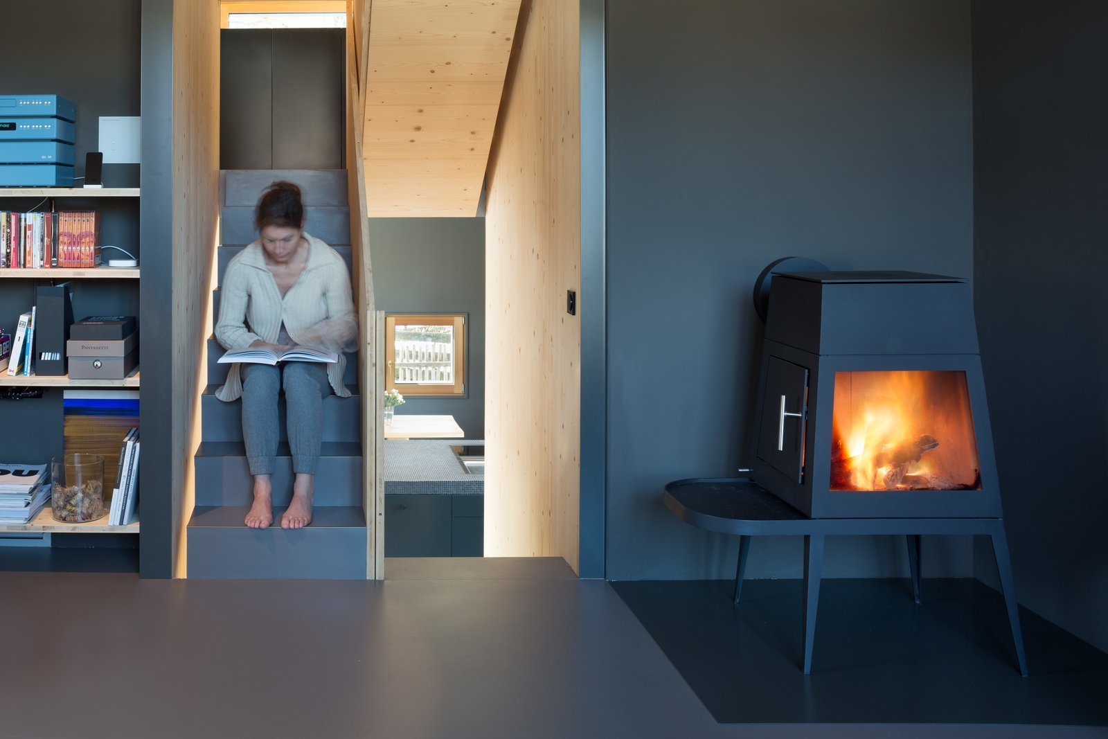 Úzká dřevostavba s krbem