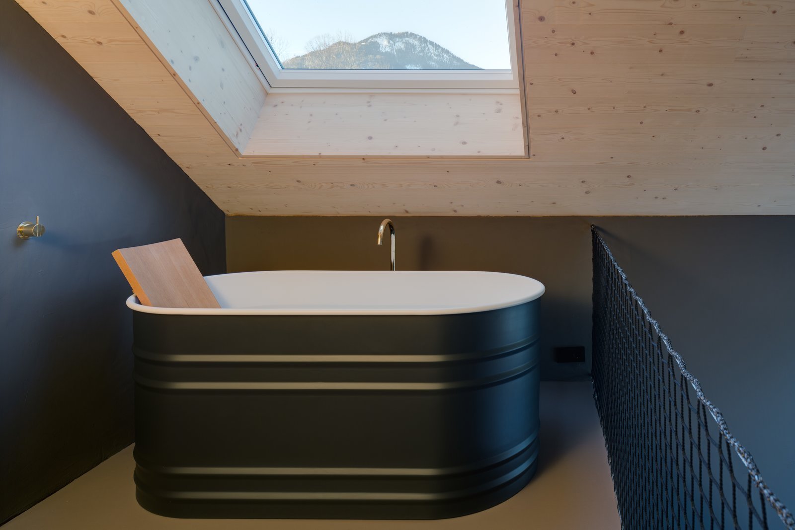 Úzká dřevostavba s krbem