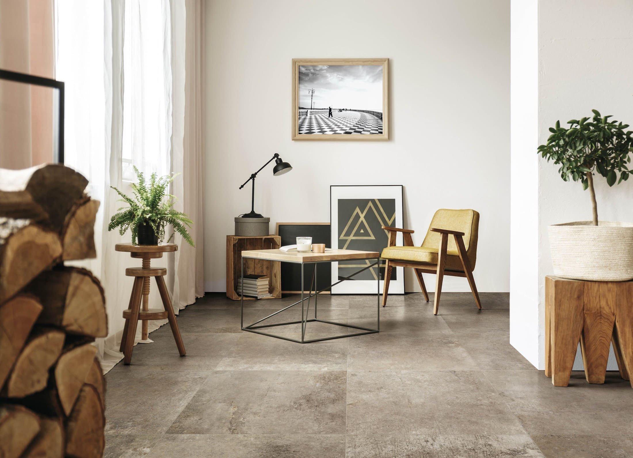 Velkoformátová dlažba na zdi pro větší přitažlivost interiéru