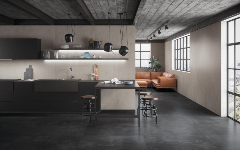 Velkoformátová dlažba na zdi pro větší přitažlivost interiéru