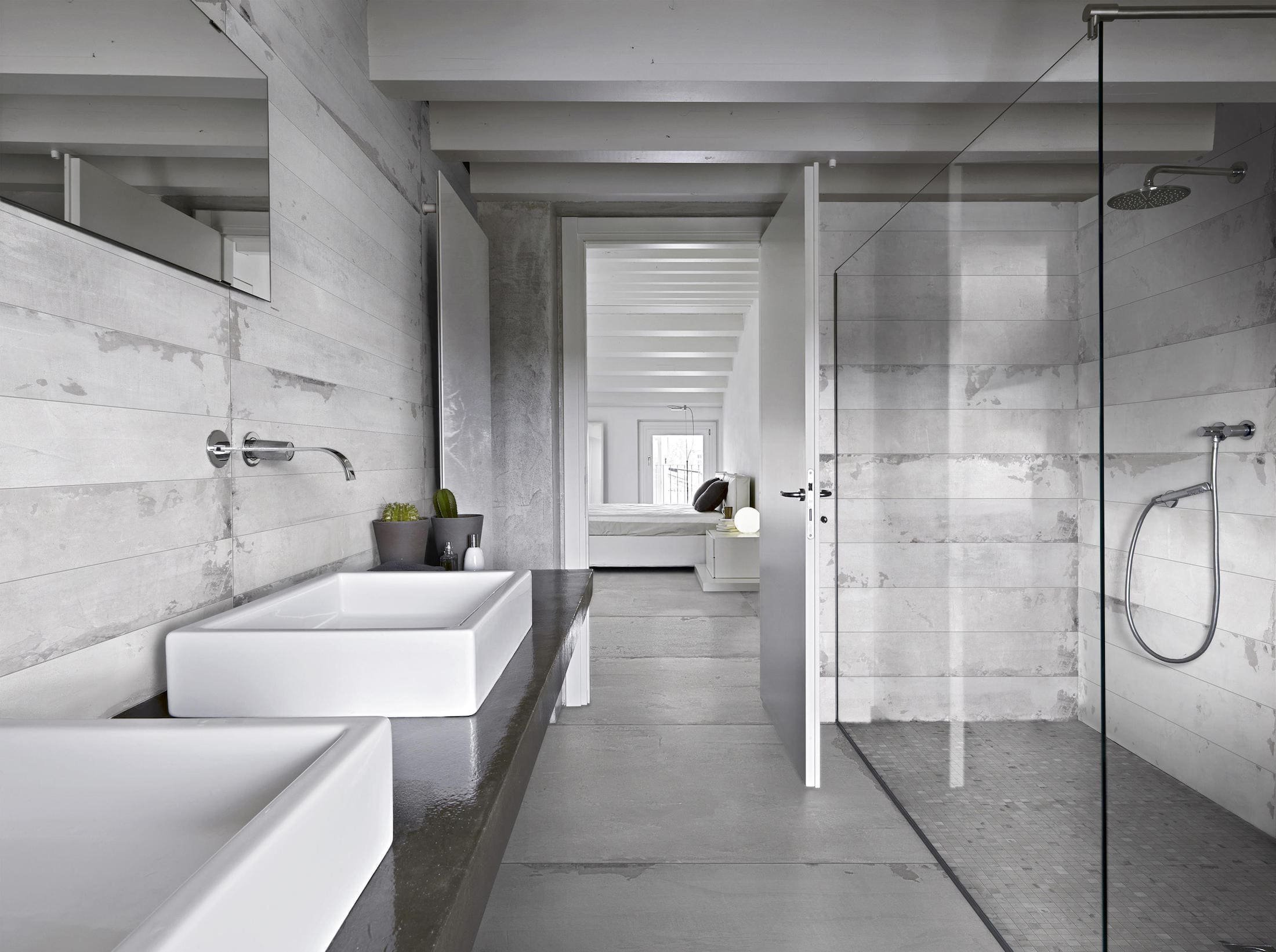 Velkoformátová dlažba na zdi pro větší přitažlivost interiéru