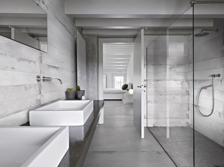 Velkoformátová dlažba na zdi pro větší přitažlivost interiéru