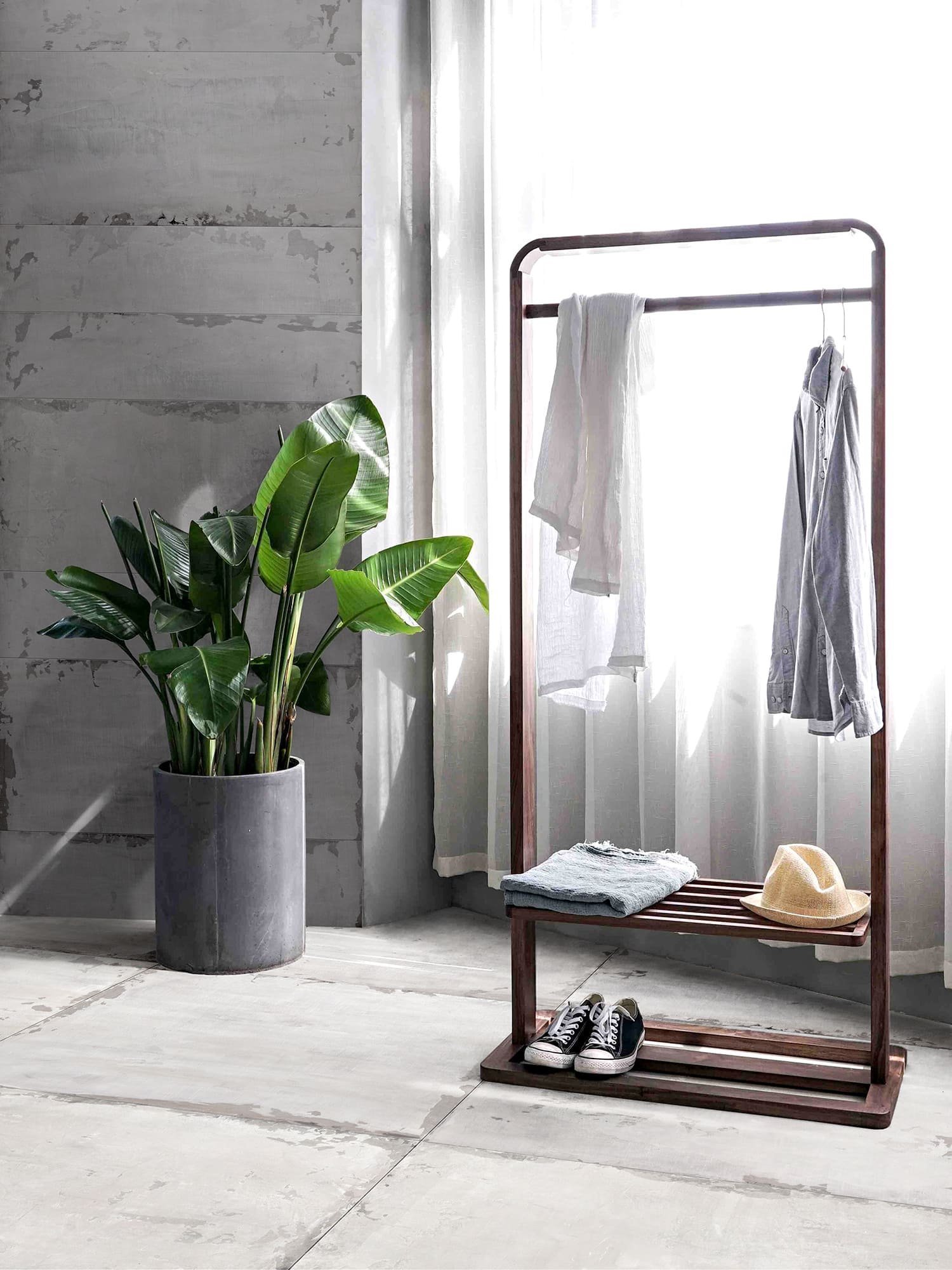 Velkoformátová dlažba na zdi pro větší přitažlivost interiéru