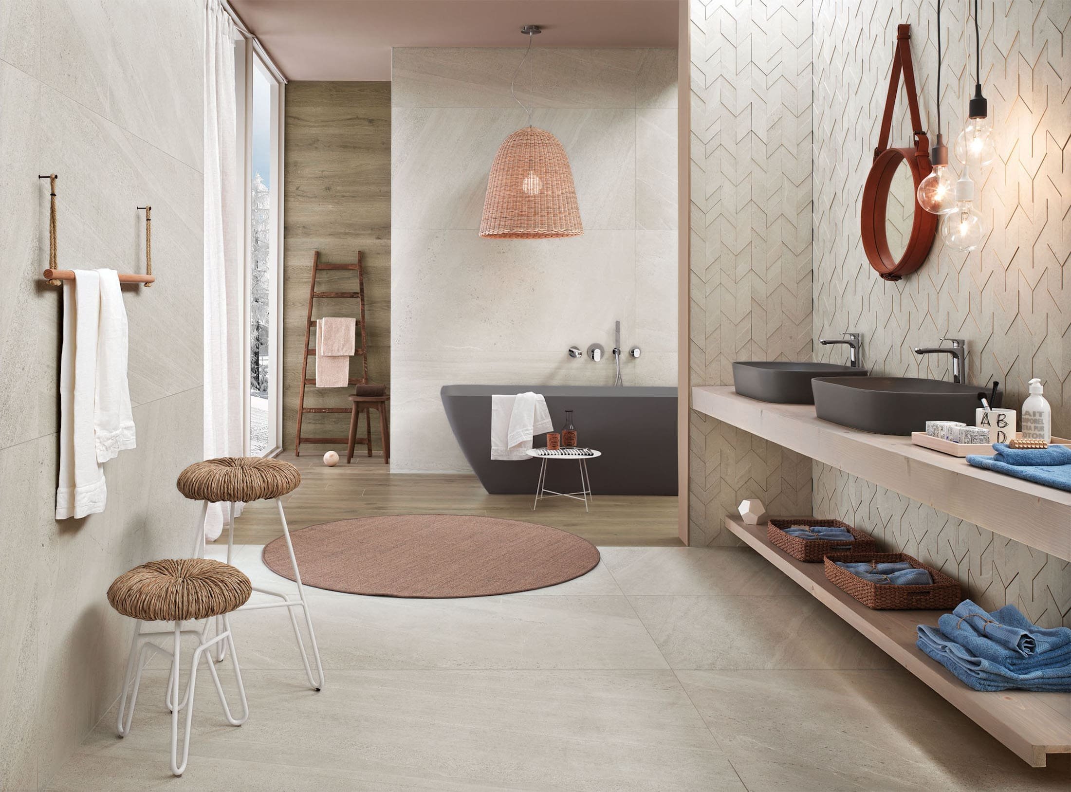 Velkoformátová dlažba na zdi pro větší přitažlivost interiéru