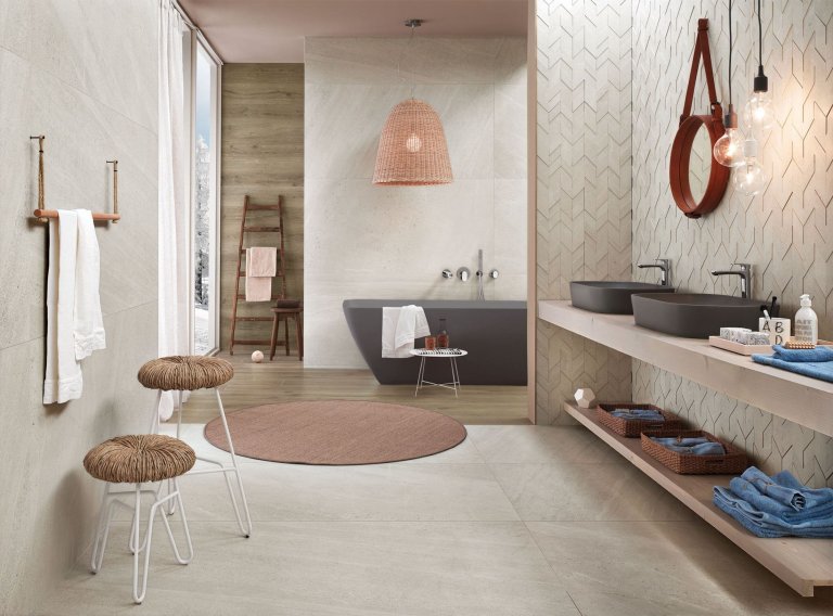 Velkoformátová dlažba na zdi pro větší přitažlivost interiéru