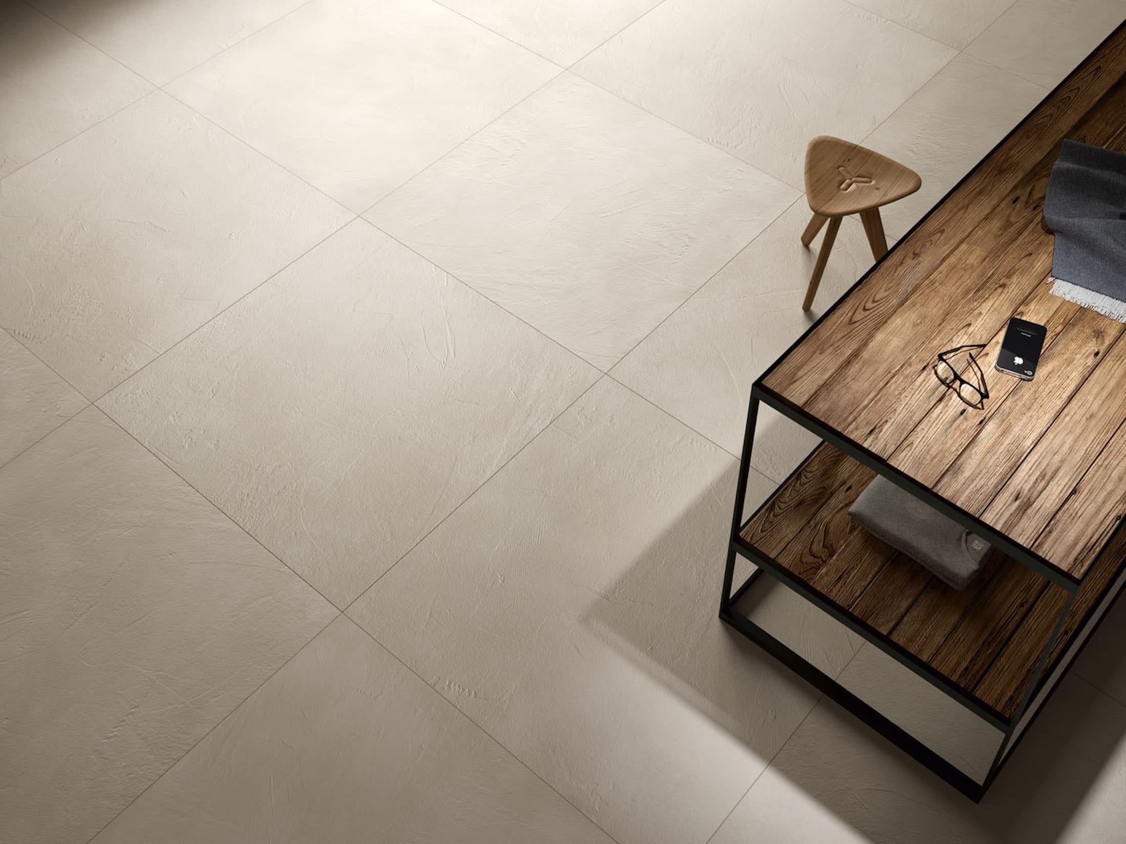 Velkoformátová dlažba na zdi pro větší přitažlivost interiéru