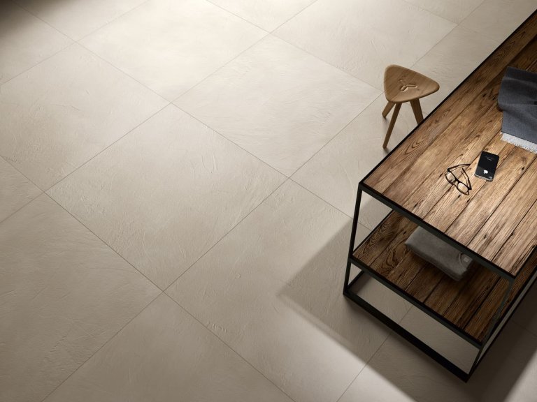 Velkoformátová dlažba na zdi pro větší přitažlivost interiéru