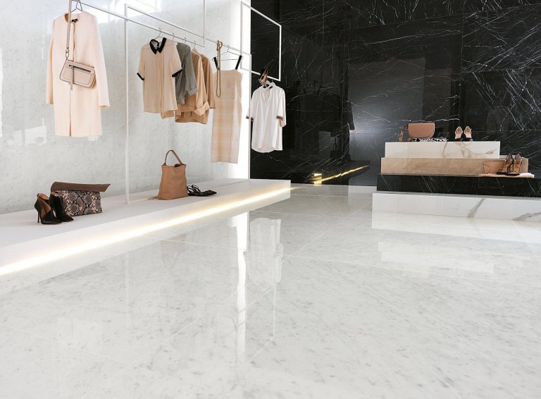 Velkoformátová dlažba na zdi pro větší přitažlivost interiéru