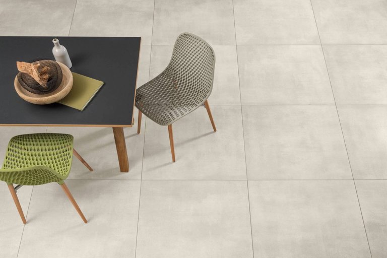 Velkoformátová dlažba na zdi pro větší přitažlivost interiéru