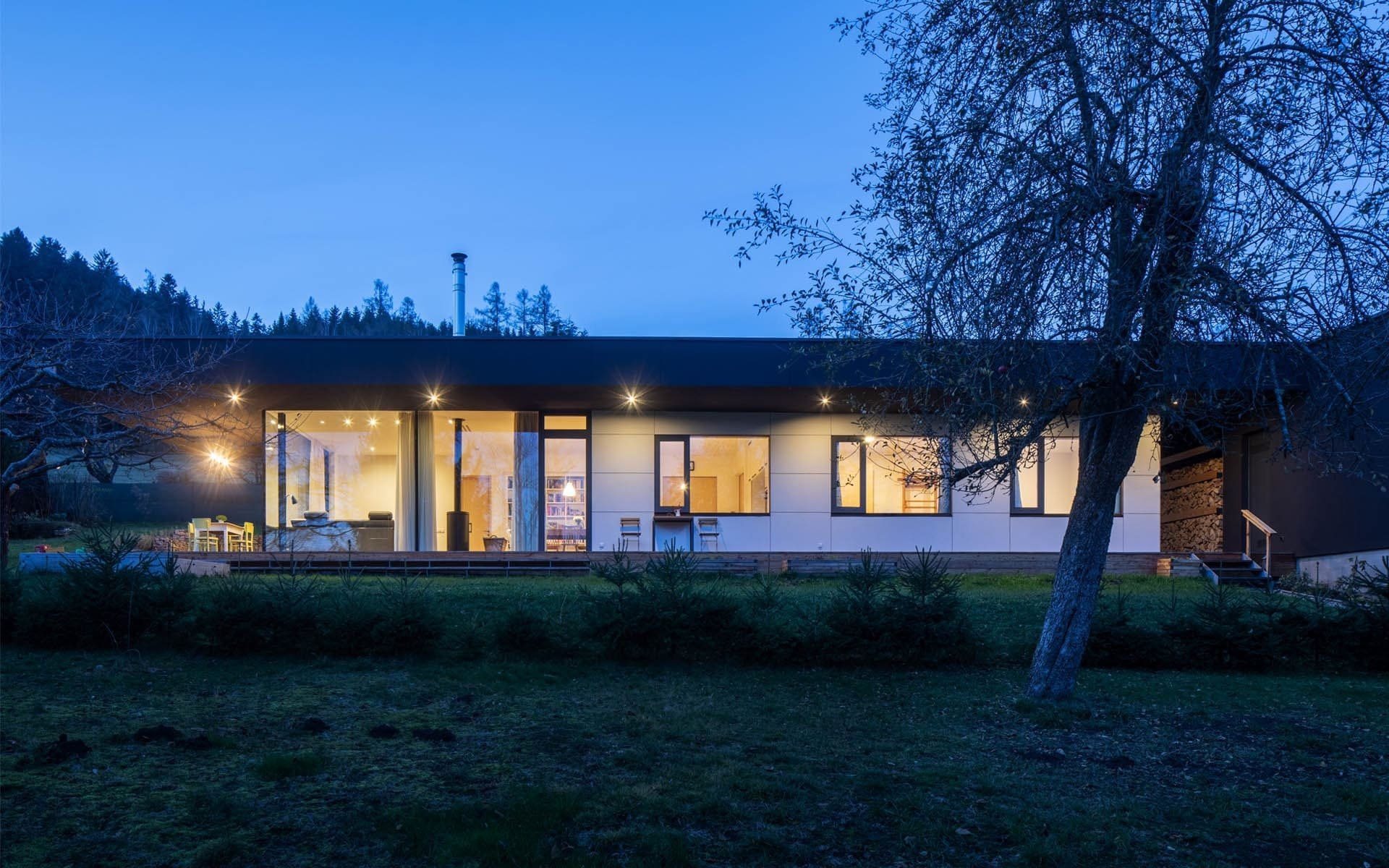 Velkoryse prosklený dům u Tiché Orlice