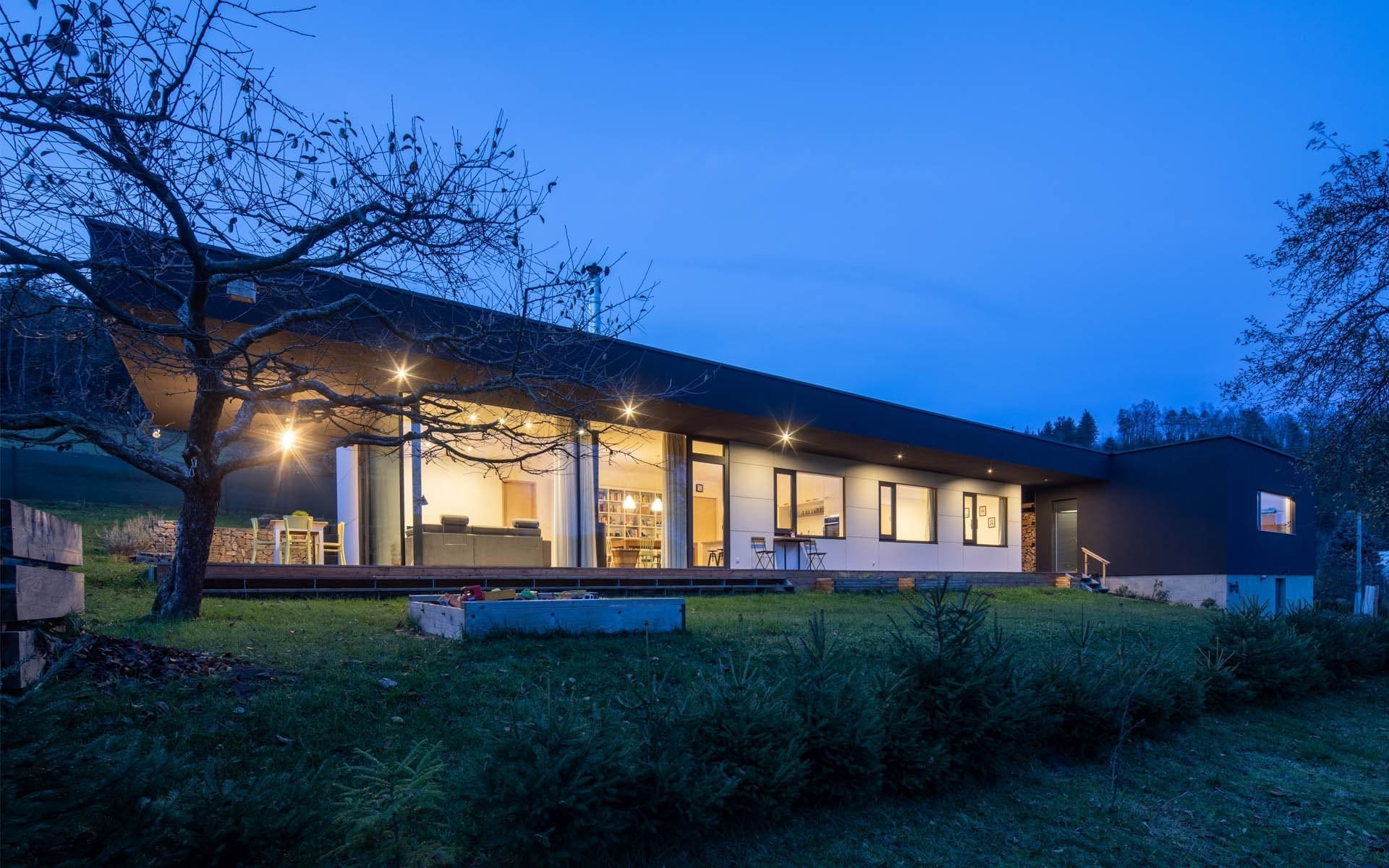 Velkoryse prosklený dům u Tiché Orlice