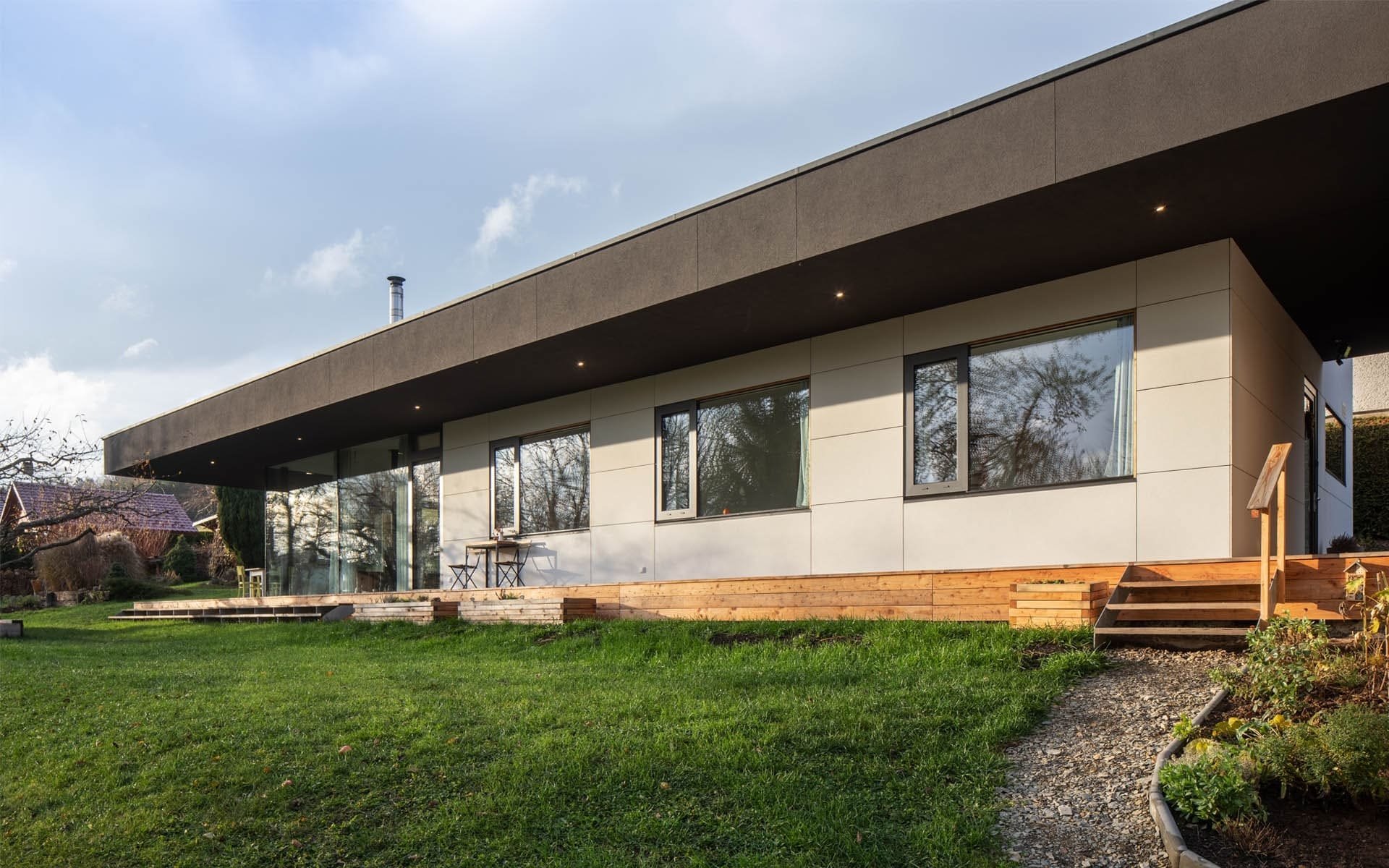 Velkoryse prosklený dům u Tiché Orlice