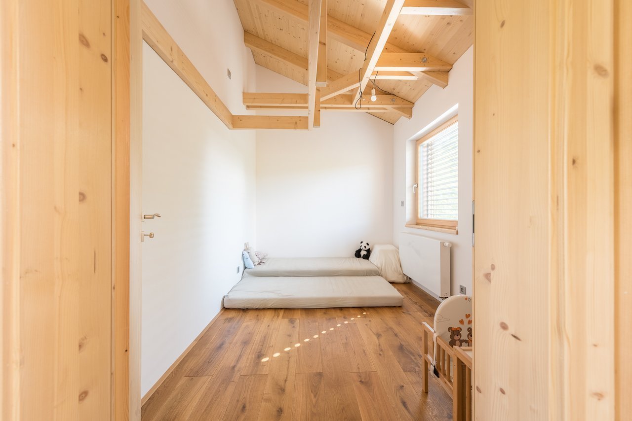 Vysněné bydlení v malém domku uprostřed lesů