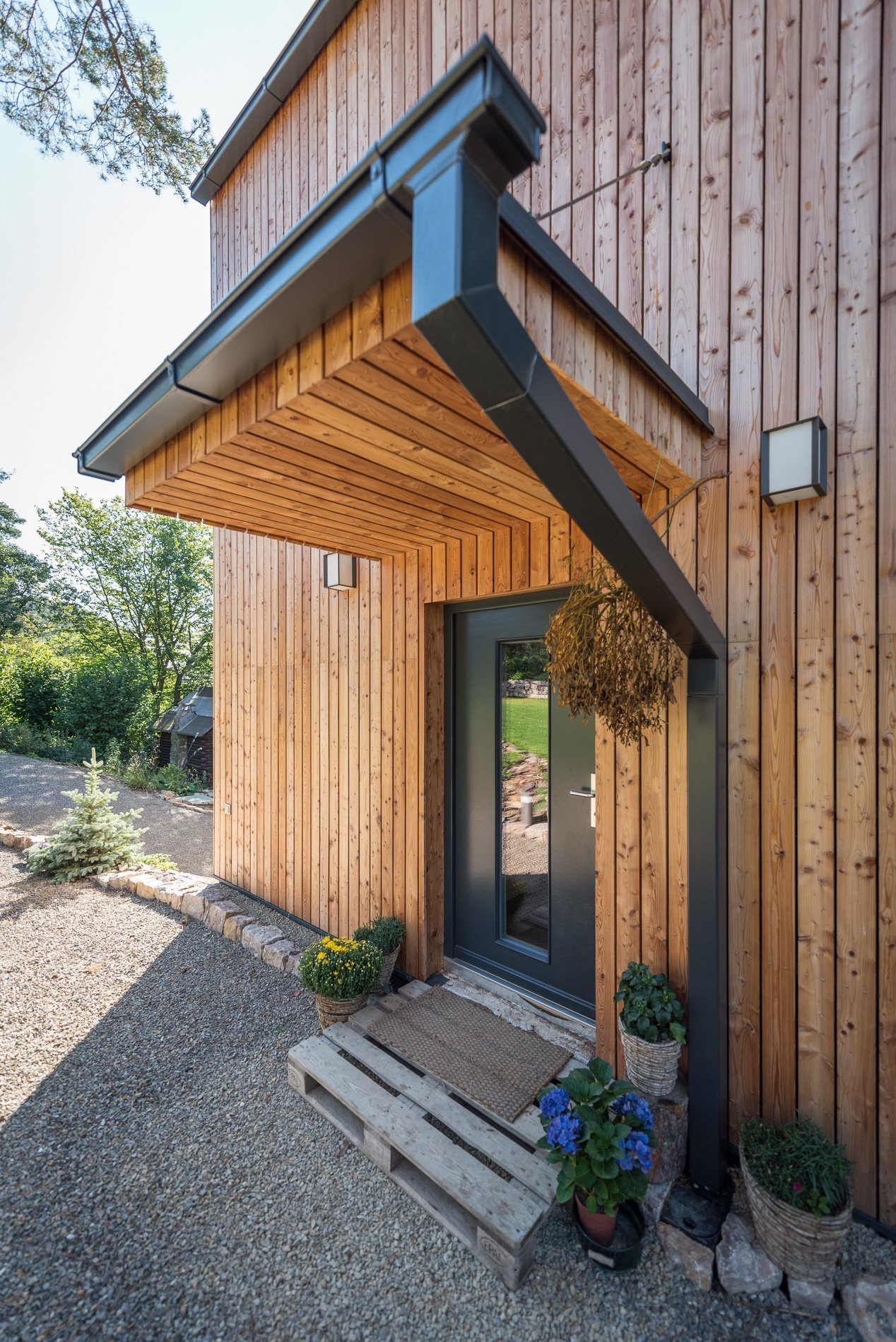 Vysněné bydlení v malém domku uprostřed lesů