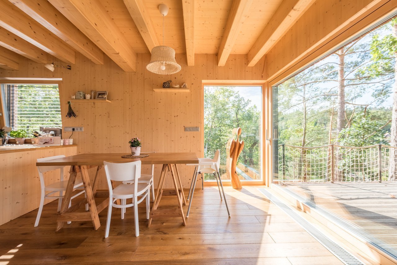 Vysněné bydlení v malém domku uprostřed lesů