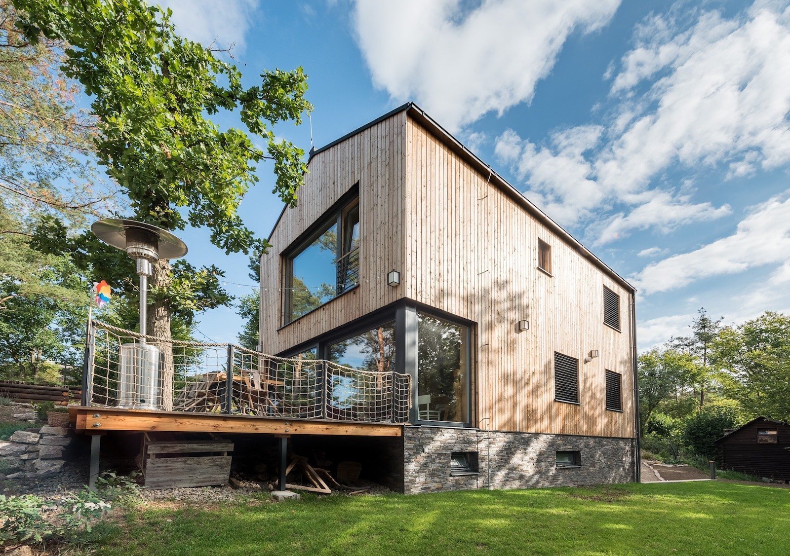 Vysněné bydlení v malém domku uprostřed lesů