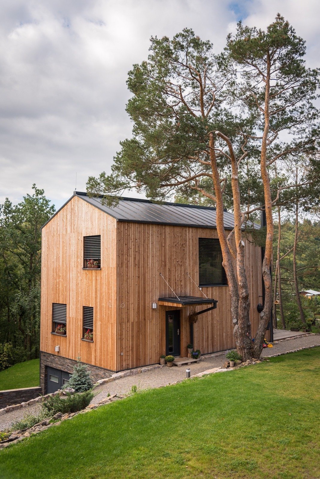 Vysněné bydlení v malém domku uprostřed lesů