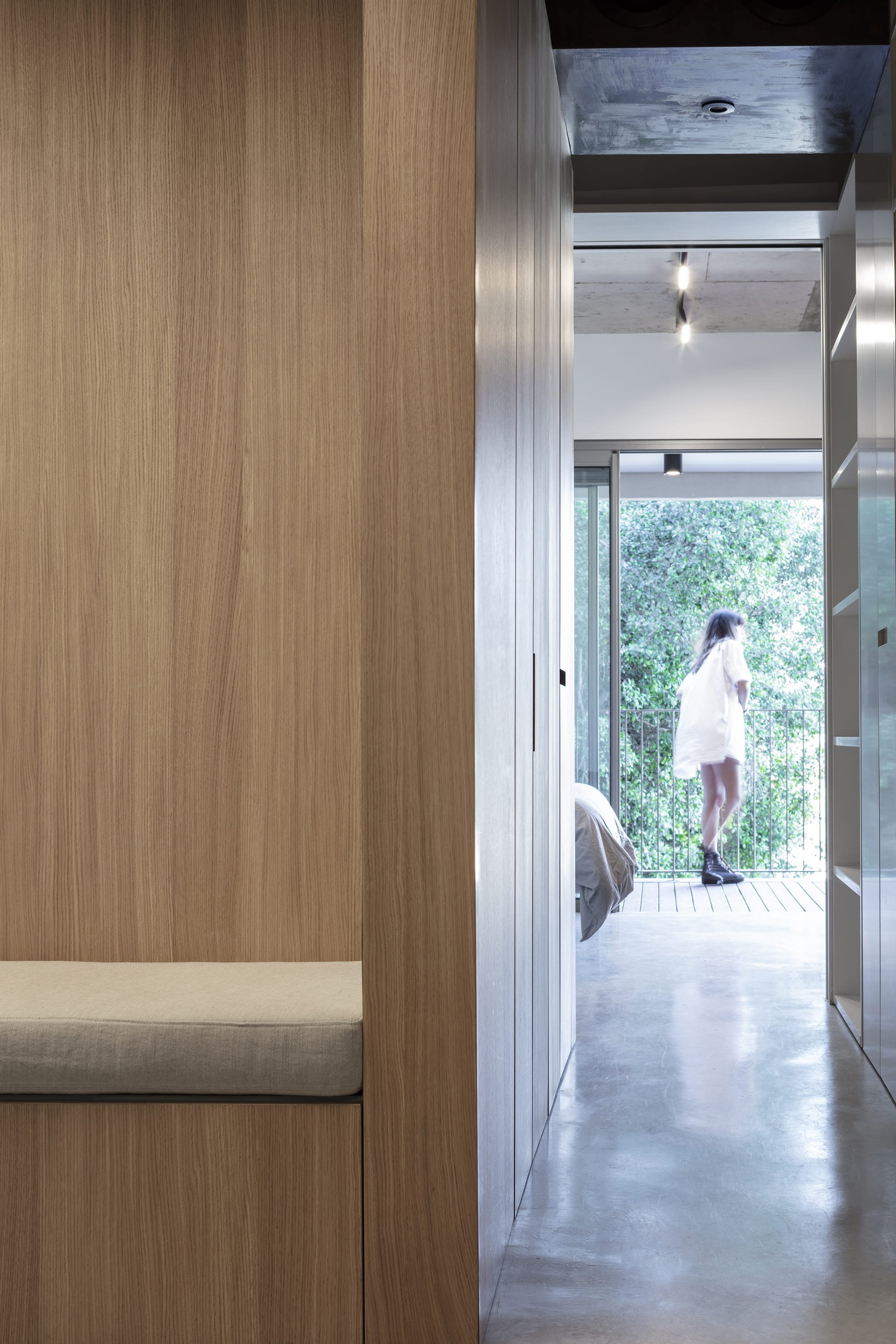 Vzdušné loftové bydlení s prvky z betonu