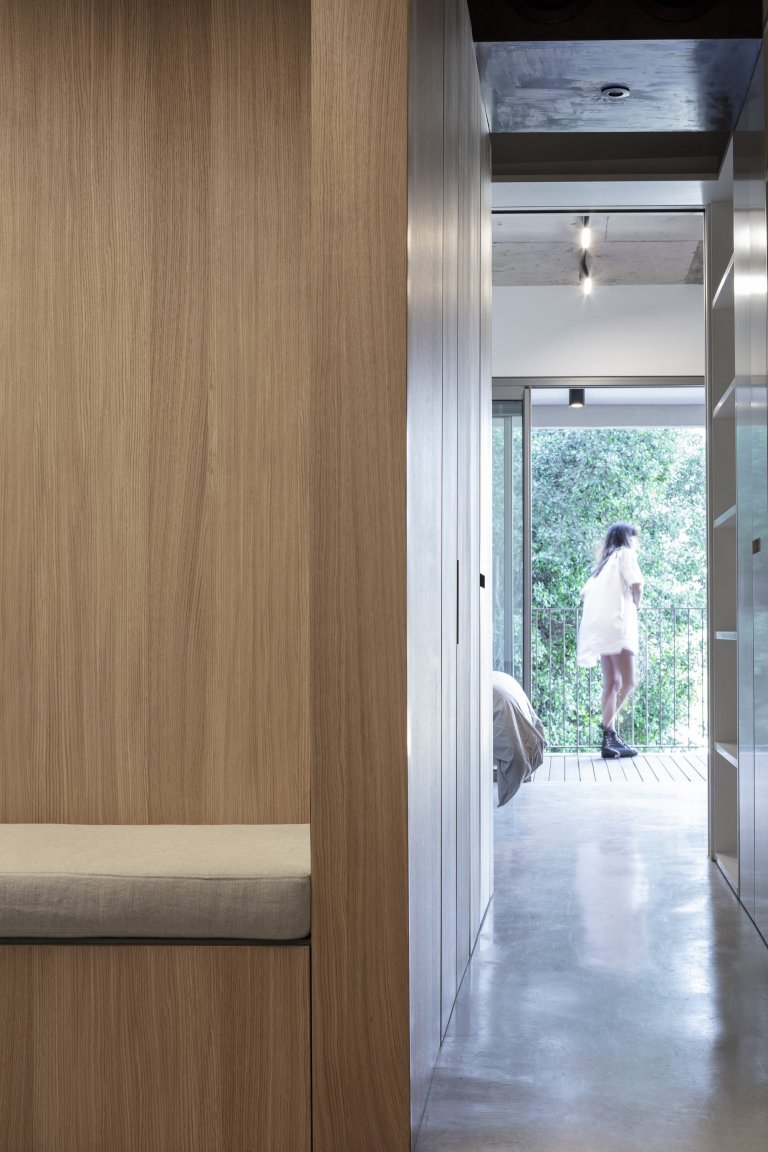 Vzdušné loftové bydlení s prvky z betonu