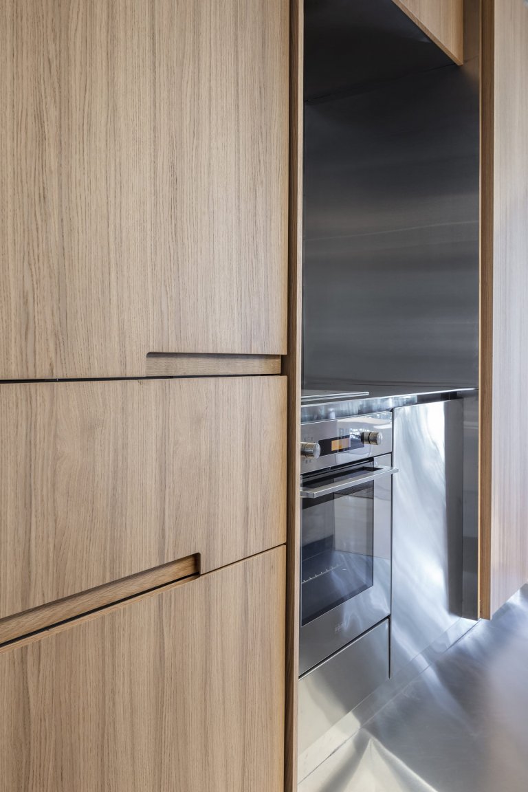 Vzdušné loftové bydlení s prvky z betonu