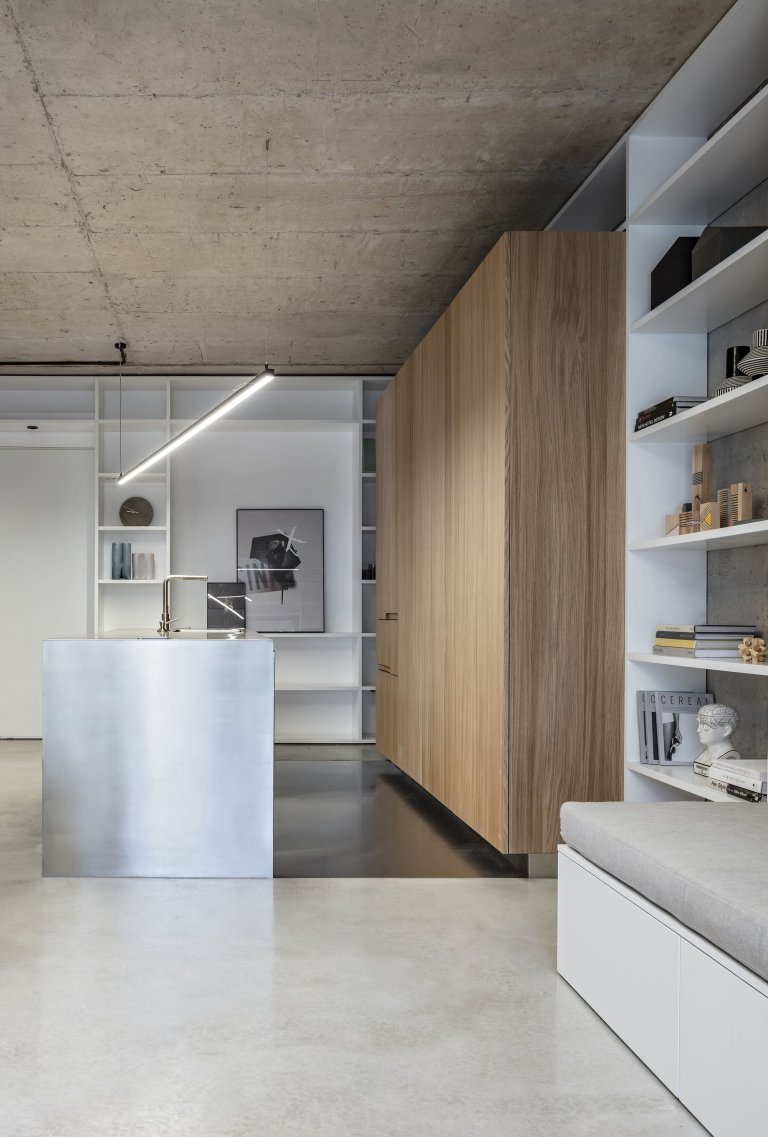 Vzdušné loftové bydlení s prvky z betonu