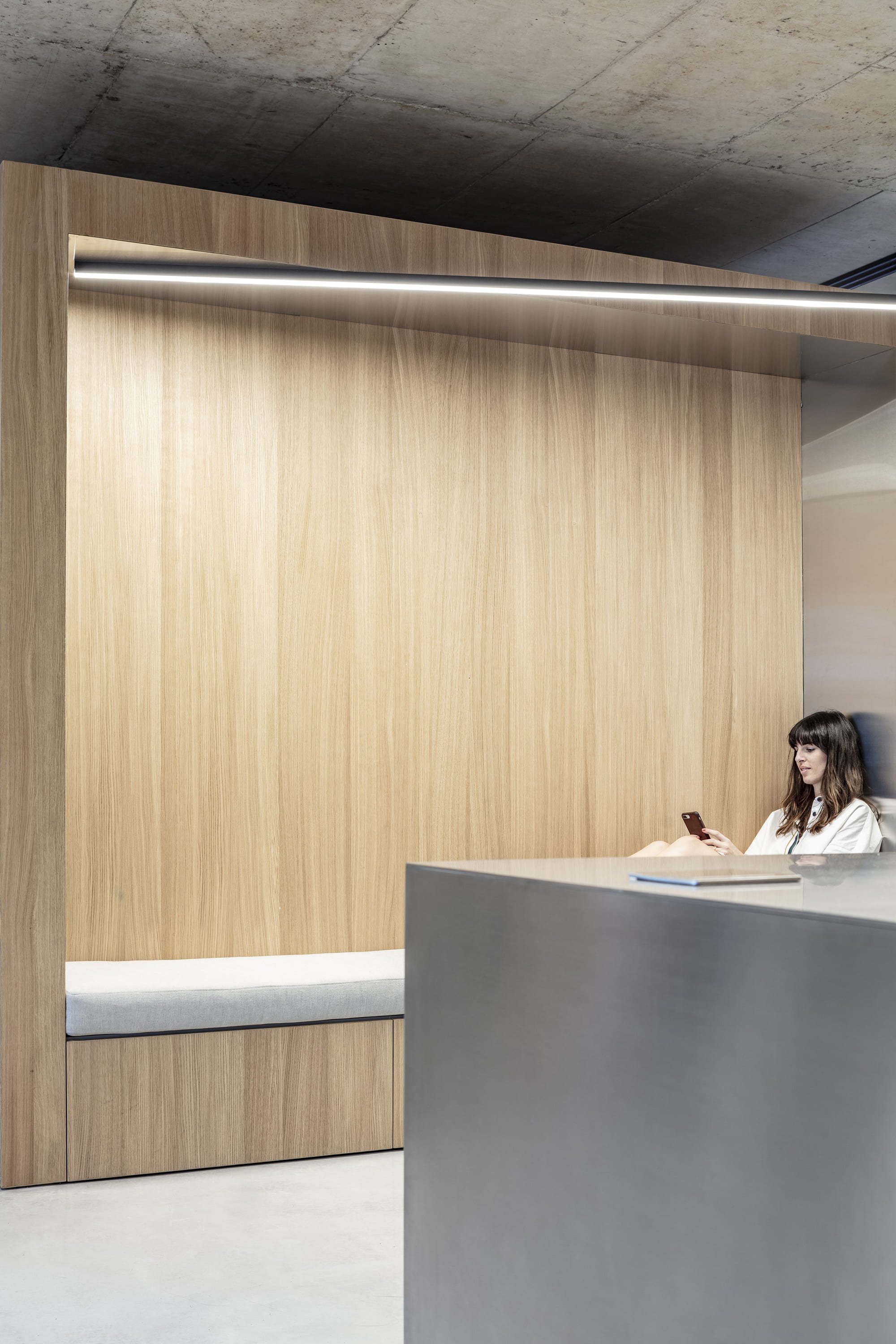 Vzdušné loftové bydlení s prvky z betonu