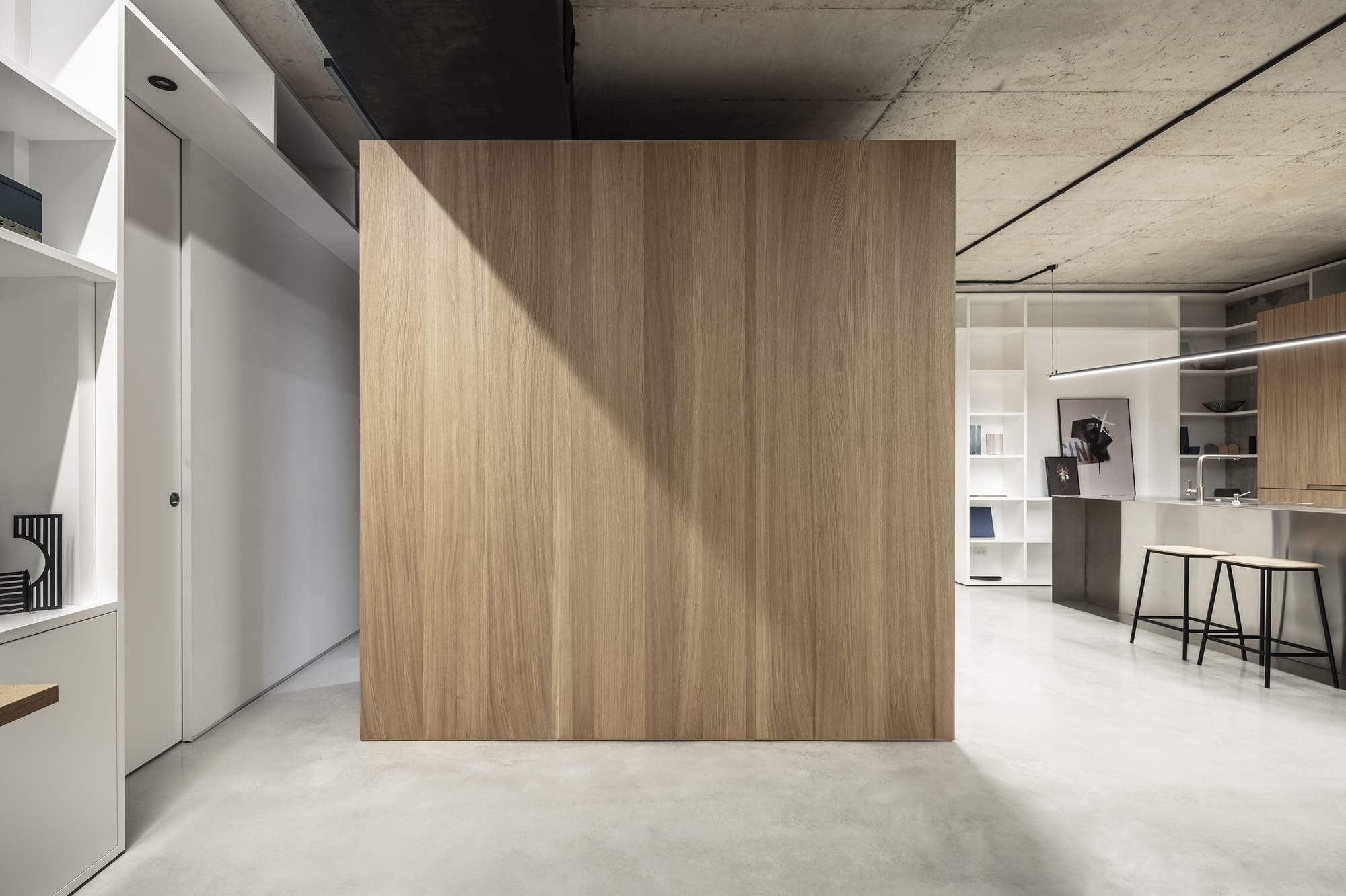 Vzdušné loftové bydlení s prvky z betonu