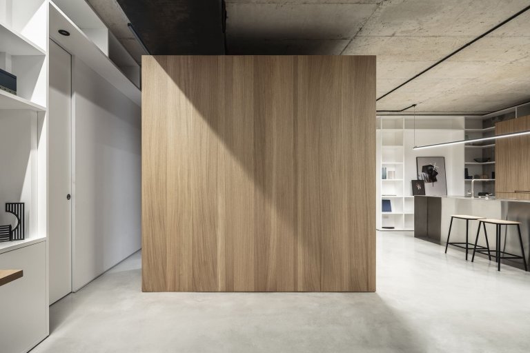 Vzdušné loftové bydlení s prvky z betonu