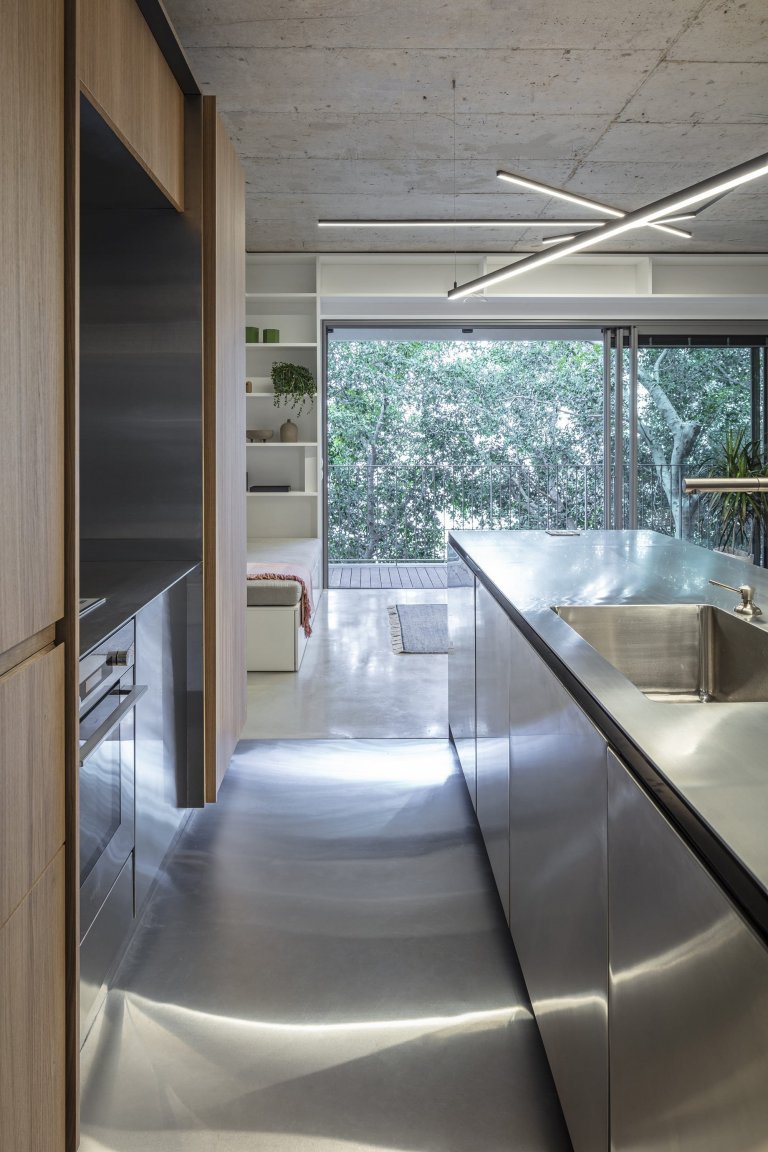 Vzdušné loftové bydlení s prvky z betonu