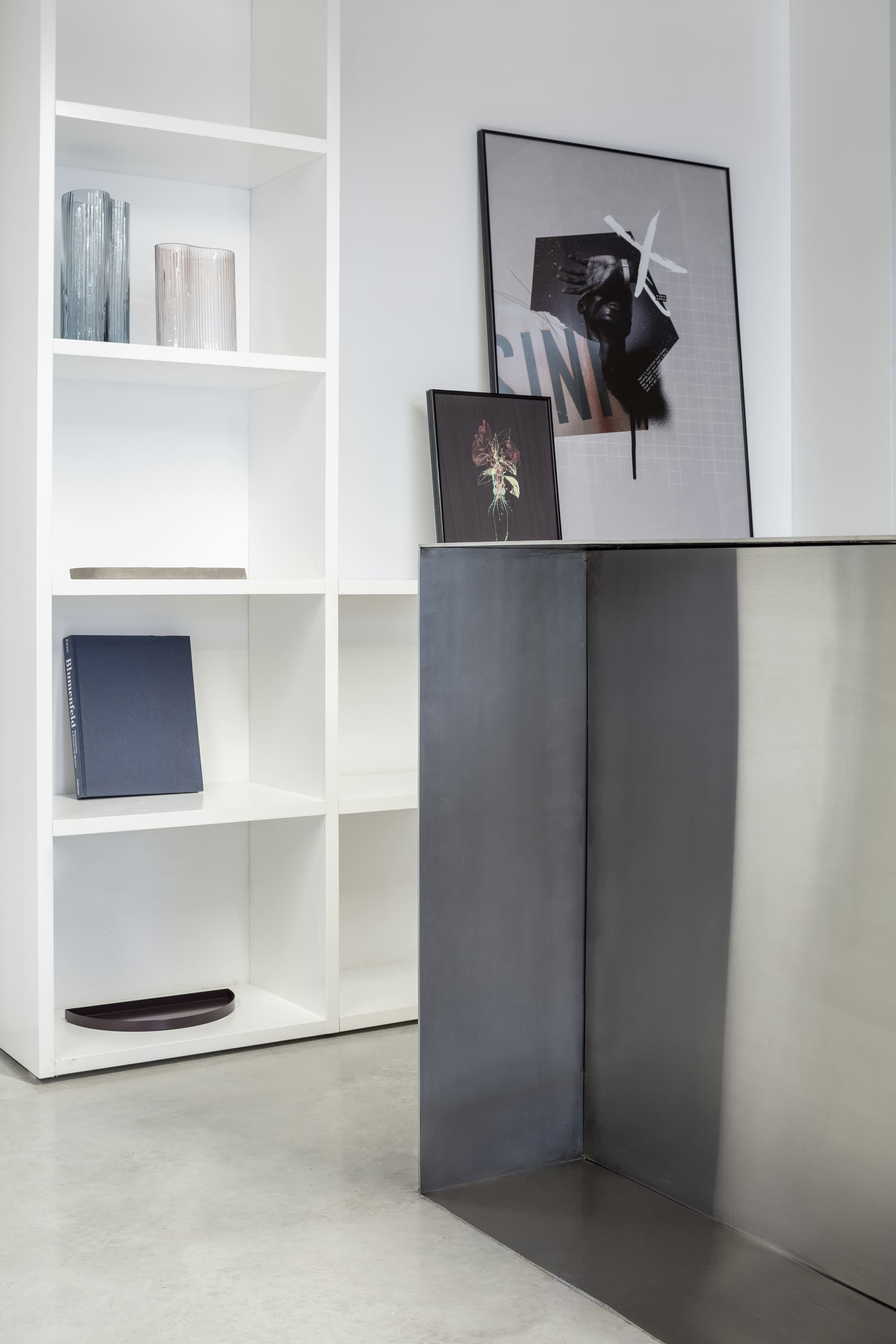 Vzdušné loftové bydlení s prvky z betonu