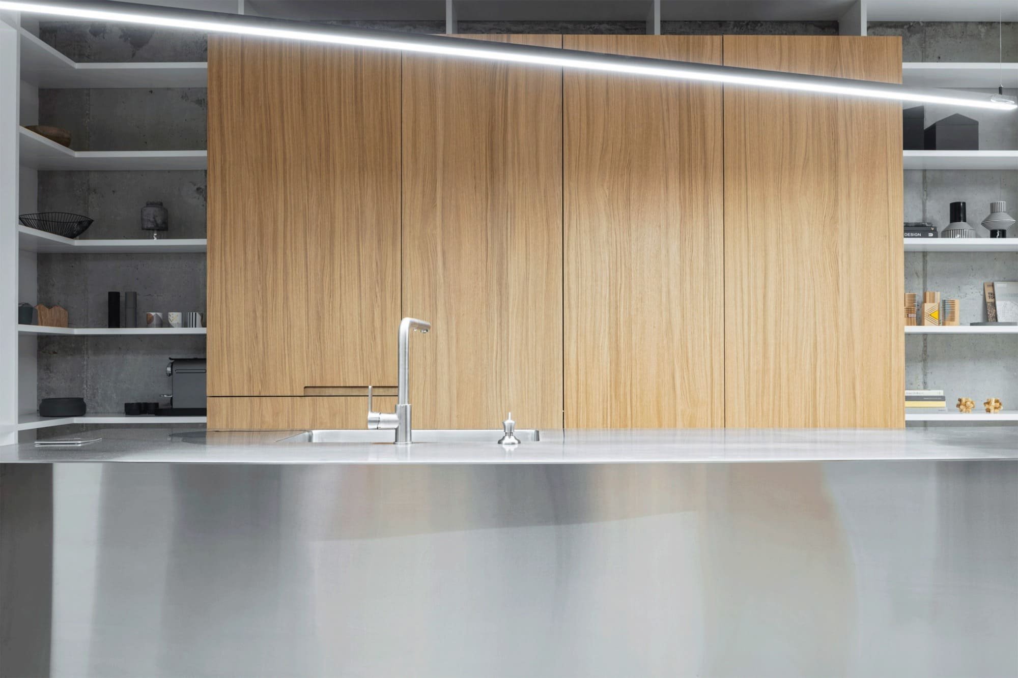 Vzdušné loftové bydlení s prvky z betonu