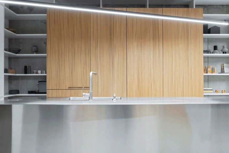 Vzdušné loftové bydlení s prvky z betonu