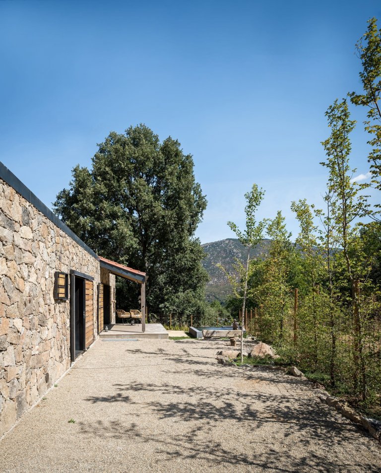 Z materiálu zbouraných domů vzniklo krásné bydlení