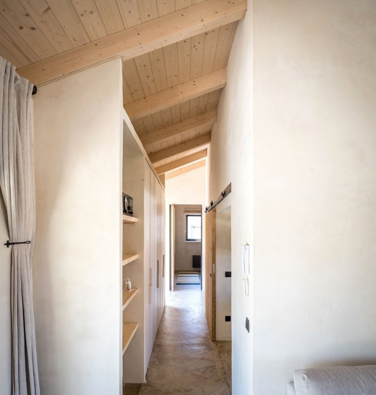 Z materiálu zbouraných domů vzniklo krásné bydlení