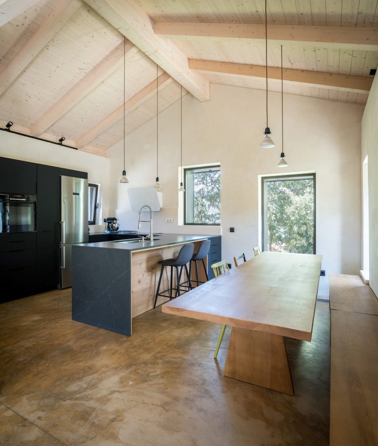 Z materiálu zbouraných domů vzniklo krásné bydlení