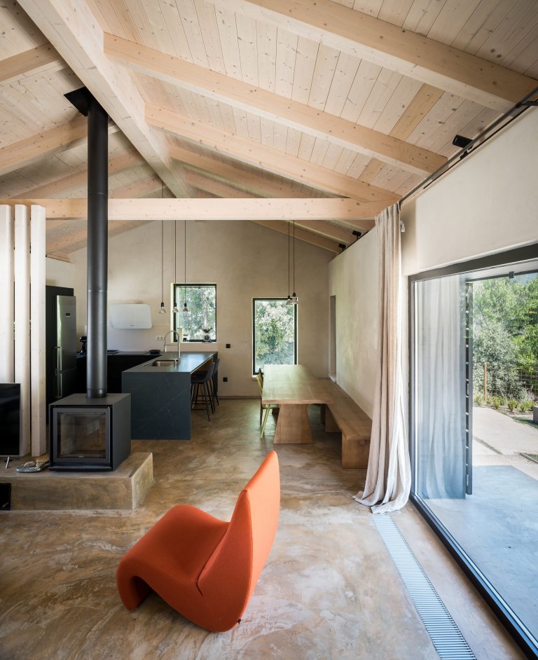 Z materiálu zbouraných domů vzniklo krásné bydlení