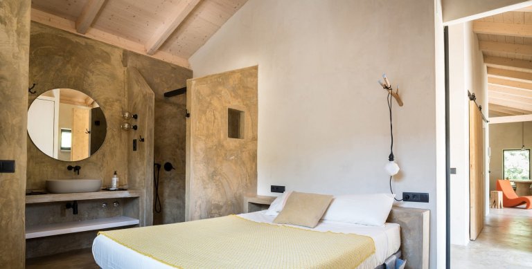 Z materiálu zbouraných domů vzniklo krásné bydlení