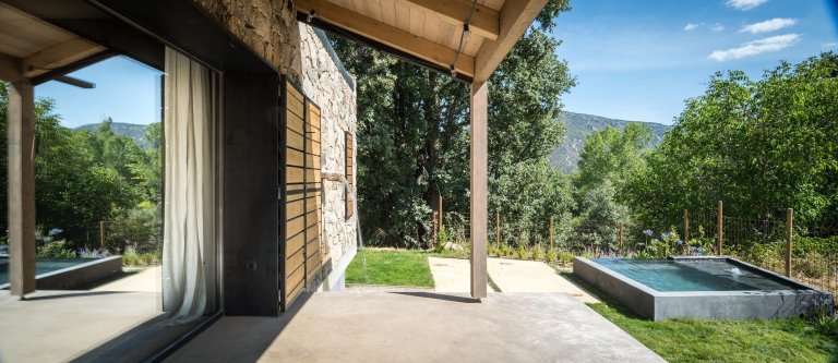 Z materiálu zbouraných domů vzniklo krásné bydlení