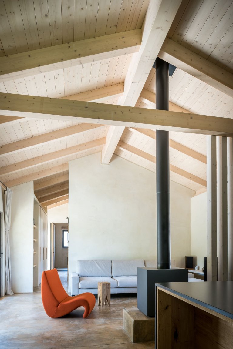 Z materiálu zbouraných domů vzniklo krásné bydlení