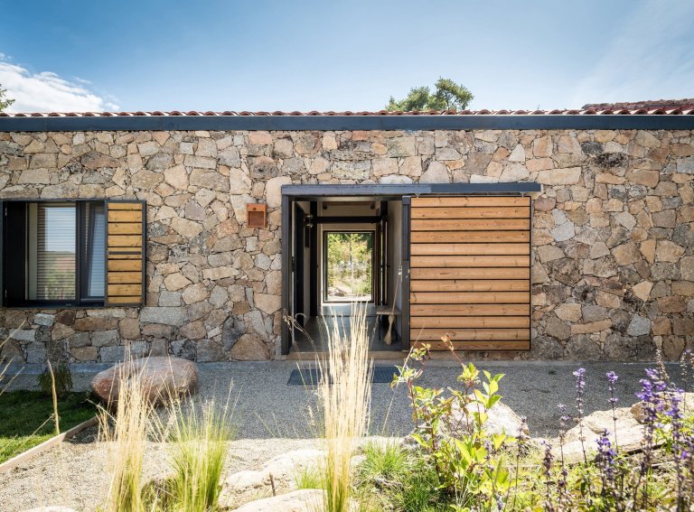 Z materiálu zbouraných domů vzniklo krásné bydlení