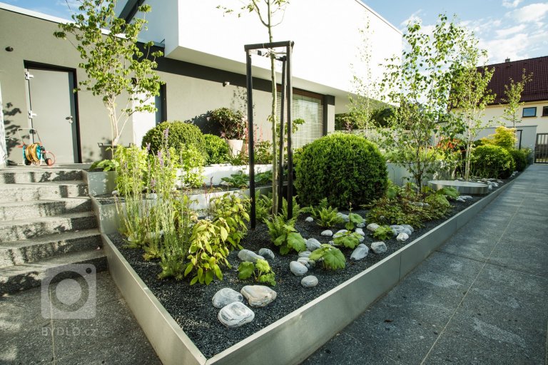 Zahrada plná barev po celý rok