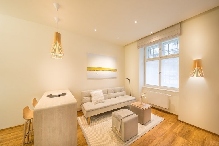 Kompletní návrh, realizace a celková rekonstrukce bytu na Vinohradech... v jednoduchém stylu s čistými liniemi, v neutrálních tónech a s užitím přírodních…