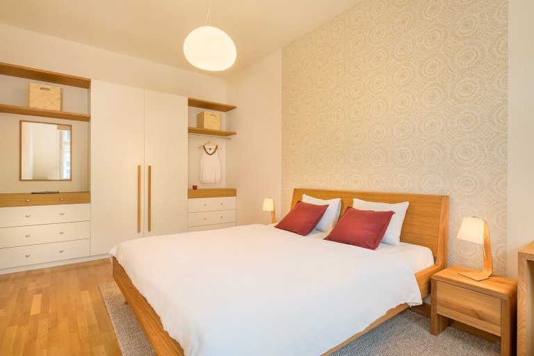 Třípokojový byt v Praze na Vinohradech. Vesele laděný obývací pokoj pro rodinu s využitím přírodních materiálů, kontrastních barev, uměleckých děl a masivních…